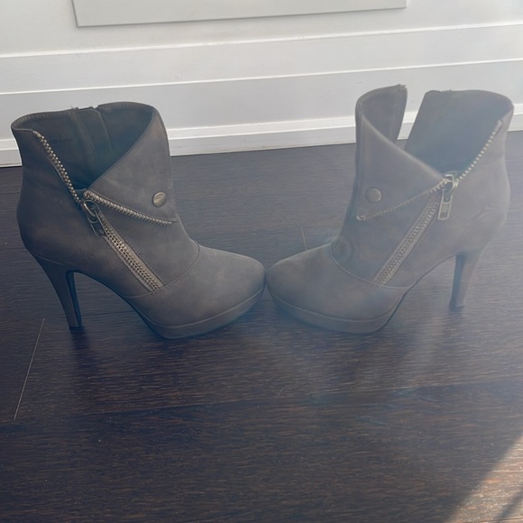 2 Lips Too’s Motorcycle Taupe Brown Platform Booties - Picture 7 of 9